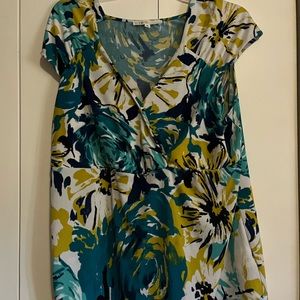 Cute top XL size and made of stretchy material